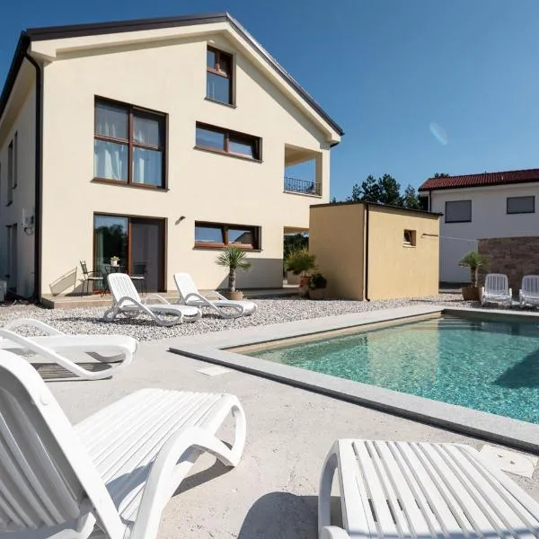 Apartments Kras 24 with Pool, hotelli kohteessa Razdrto