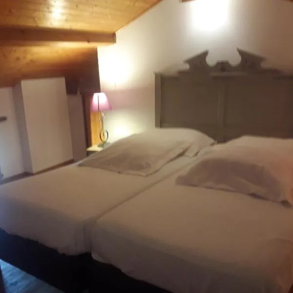 Chambre privée dans une maison typique gasconne, hotel in Lartigue