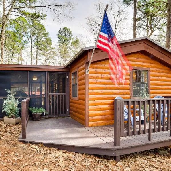 Broken Bow Abode w/ Hot Tub < 7 Mi to Lake!, hotel en Broken Bow