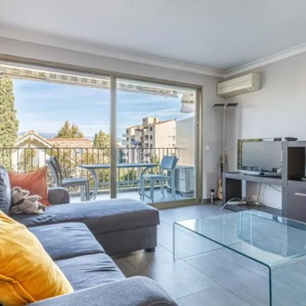 Tamanaco Beach 1BDR apartment with balcony sea view and pool, hotel v destinaci Antibes