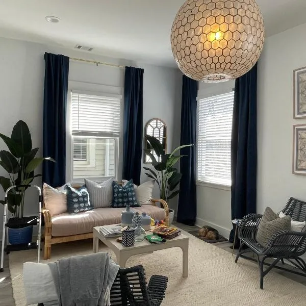 New! Stylish 1900s Renovated Duplex Apartment Building Near Forsyth & River St, hotel en Savannah