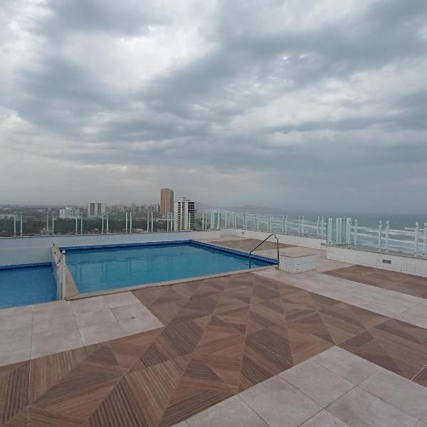 Prédio com piscina na cobertura frente ao mar,apartamento para até 6 pessoas e 3 crianças até 8 anos, churrasqueira na sacada, Wi-Fi grátis, rede de proteção, NÃO oferecemos roupas de cama e banho, 1 vaga de garagem, na Praia Grande-Vila Mirim - Foto 4