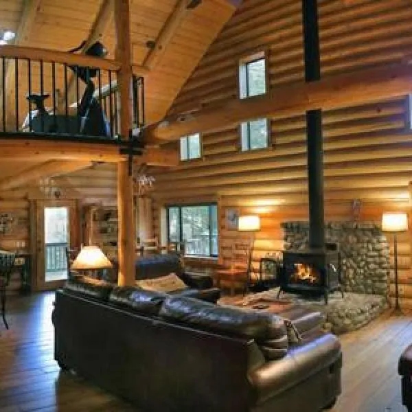 Eagles Nest - Natural Log Cabin with Guest House: Idyllwild şehrinde bir otel