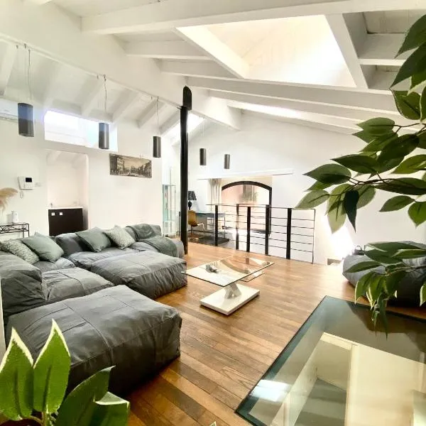Luxury industrial apt vicino al centro con garage, hotel in Brescia