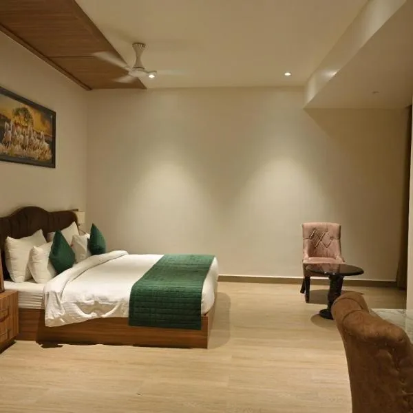 Hotel Gold In Leaf, hotel in Alīgarh