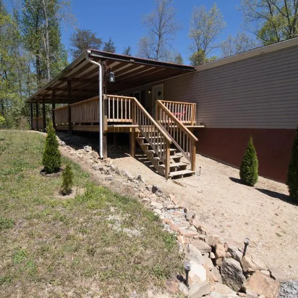 Cozy Tennessee Plateau home with furnished outdoor living and 1G Wi-Fi, hotel en Campbell Junction
