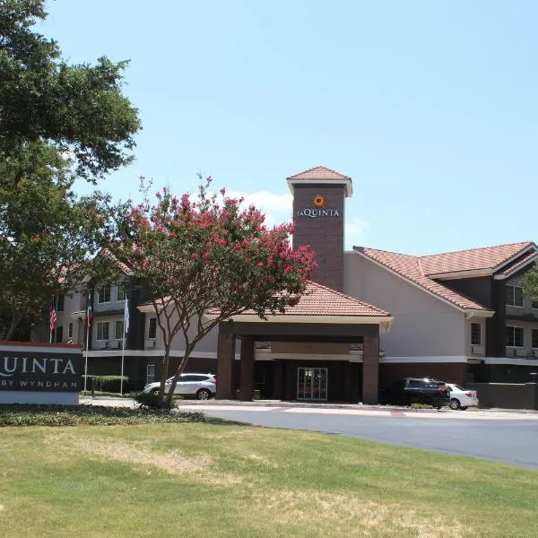 La Quinta by Wyndham Dallas - Addison Galleria, hotel v destinaci Addison