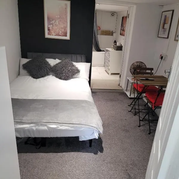 Hidden Treasure-Netflix and Wi-Fi-Basement flat, hotel in Gillingham