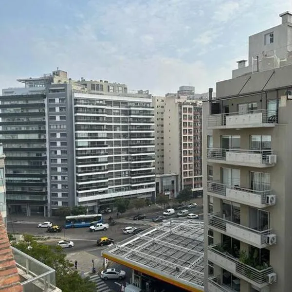 Belgrano Lujoso Semipiso Panorámico 2 habitaciones cocina independiente lavadero cochera privada a metros del subte y de Fleming, hotel in Buenos Aires