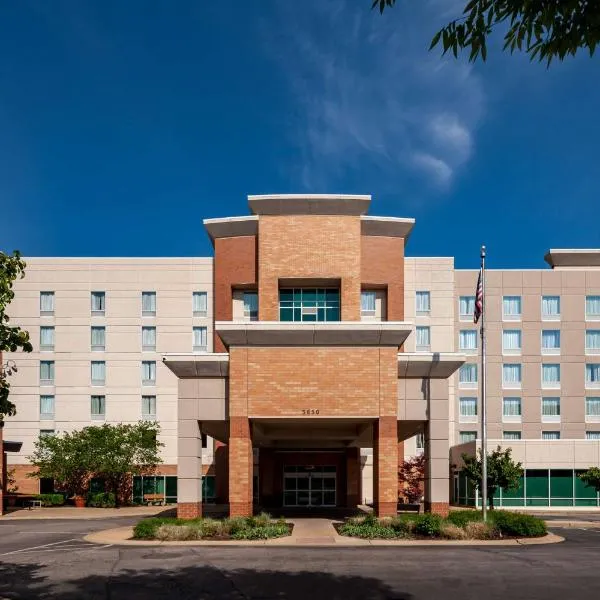 Hampton Inn & Suites St. Louis at Forest Park: Ellendale şehrinde bir otel