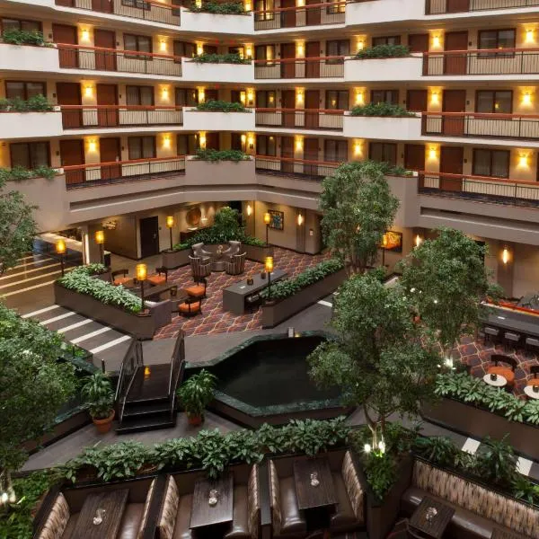 Embassy Suites by Hilton Austin Arboretum: Pond Springs şehrinde bir otel