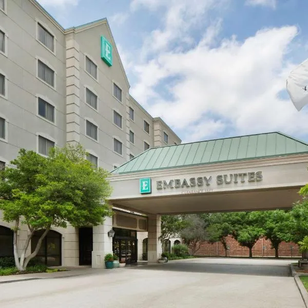 Embassy Suites by Hilton Dallas Near the Galleria: Carrollton şehrinde bir otel