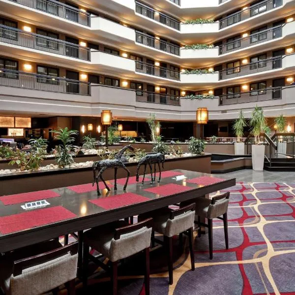 Embassy Suites by Hilton Dulles Airport, viešbutis mieste Herndonas