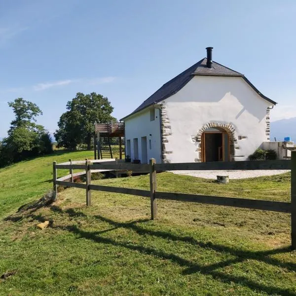 Maison entourée d animaux en pleine campagne, hotel in Lasseube