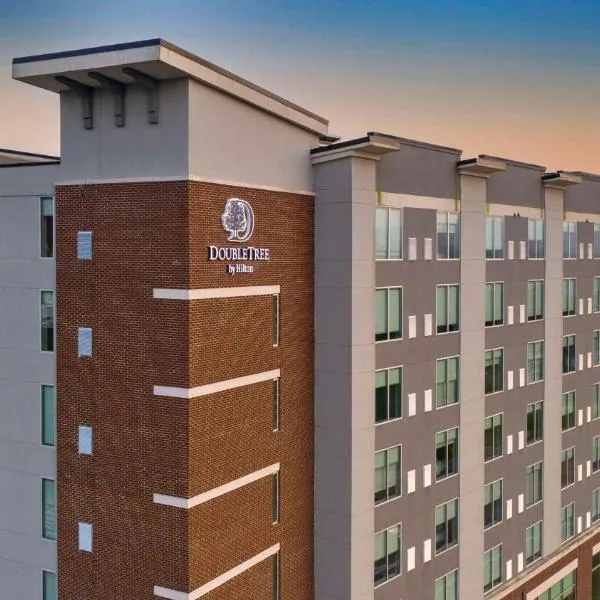 DoubleTree by Hilton Asheville Downtown، فندق في Juno