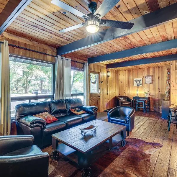 Eureka Springs Rental Cabin 8 Mi to Downtown!, hotel di Eureka Springs
