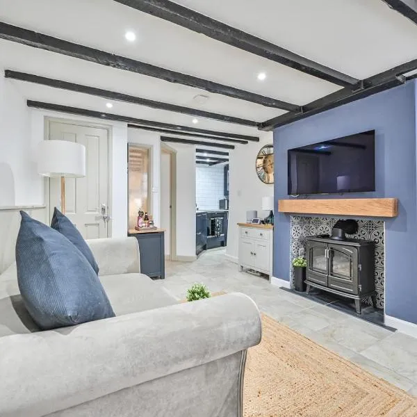 Luxury Couple's Getaway with River Views and Parking, hotel in Polperro