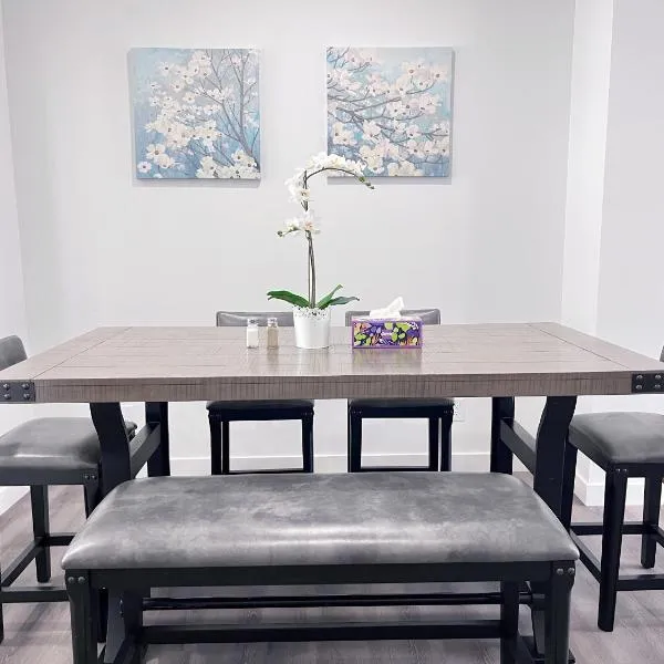 Private Entire Townhouse Retreat Close to Lake, hotel in Calgary