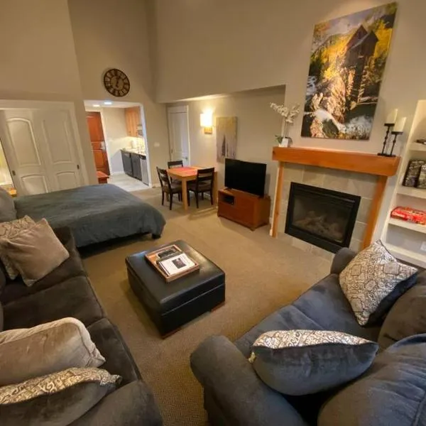 Ski-In / Ski-Out Studio Condo at the base of Winter Park, hotel v destinaci Winter Park