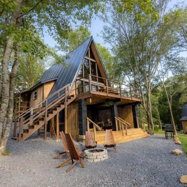 Valhalla Cabins AFrames with hot tubs、Del Rioのホテル