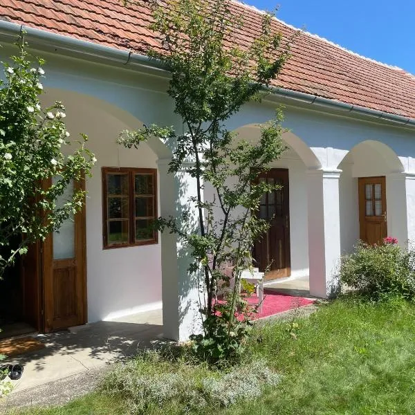 Charmantes Arkadenhaus mit großem Garten, hotel v destinaci Csapod