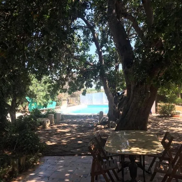 La Casa del Carrubo con Piscina condivisa in campagna vicino al mare - Canestanco 18, hotel v destinácii Santa Croce Camerina