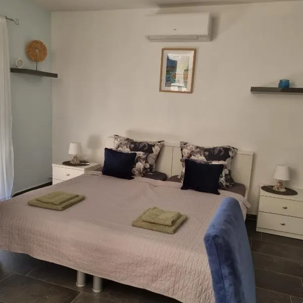 Studio apartment LENI, hotel v Banjole