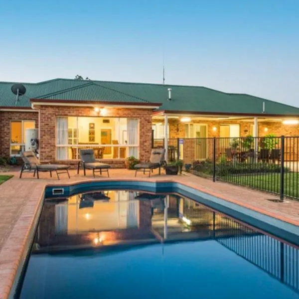 Spacious resort style property with pool in Mudgee - Rest Easy Mudgee Villa, hotel in Mudgee