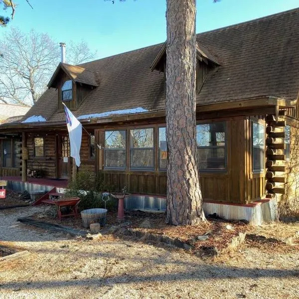 3 Bedroom log cabin with hot tub at Bear Mountain, hotel in Eureka Springs