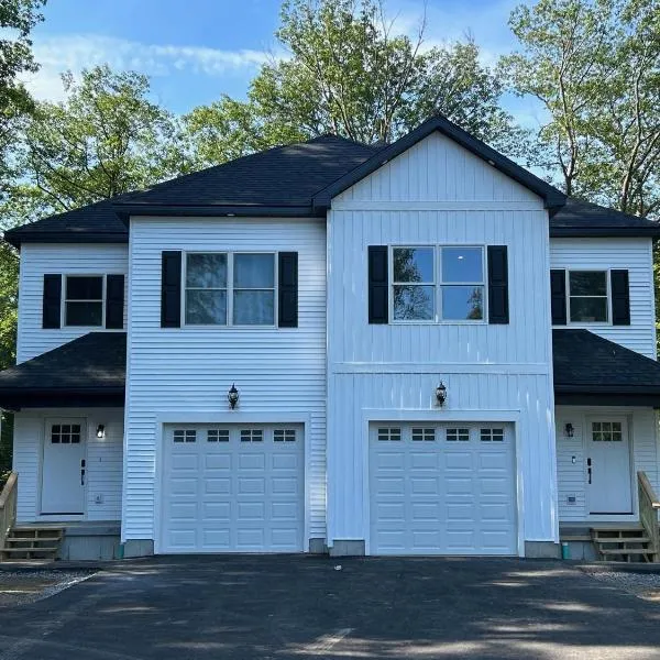 NEW 3 bedroom - Thoroughbred Farm & Lake Views!, hotel v destinaci Saratoga Springs