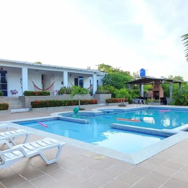 Extraordinaria CASA FINCA Piscina AA, hotel a Sabanalarga