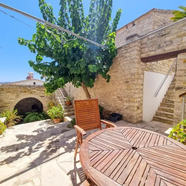 Traditional Village Pool Paradise Family Apartment, hotel a Skarinou