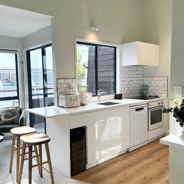 Luxury Retreat Ultimate Location - 2 bedrooms 2 bathrooms, hotel v destinaci Mount Maunganui