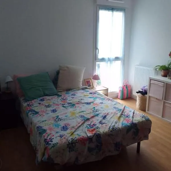 알포르빌에 위치한 호텔 Chambre pour deux personnes dans un logement partagé Two persons room in a shared apartment