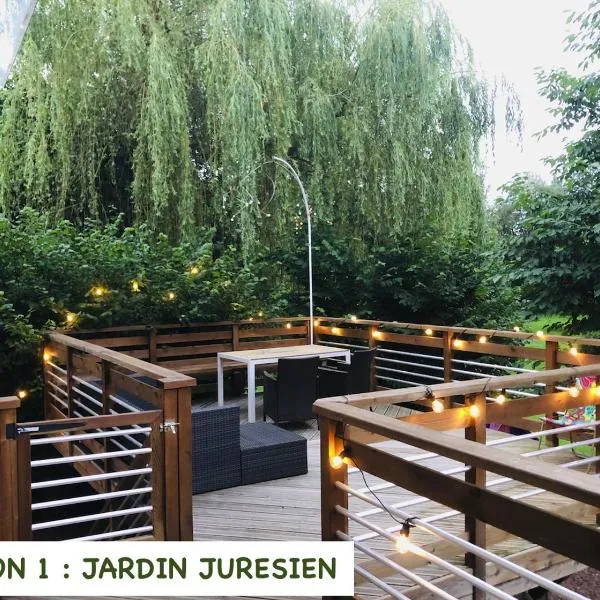 Jardin Juresien Maisons - spa jacuzzi sur demande，Saint-Julien-dʼOddes的飯店