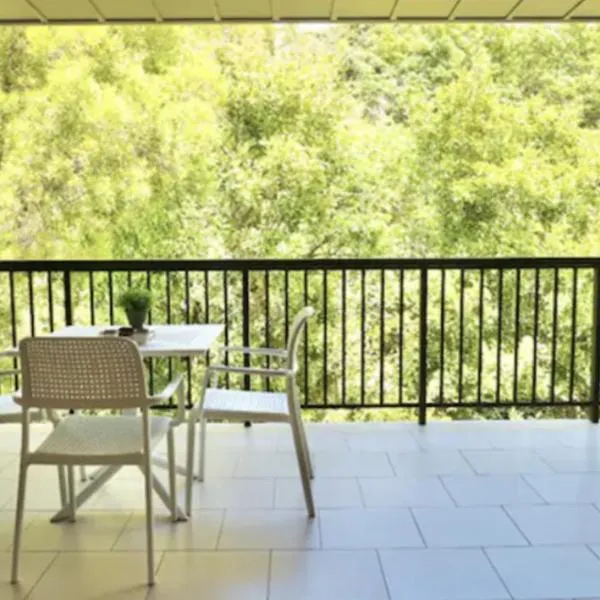 Tranquil treetop retreat minutes from the beach 7405, Hotel in Noosa Heads