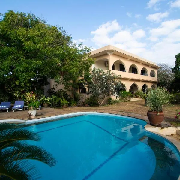 Maweni House - Beachfront, Pool, AC & Cook, hotel en Kilifi