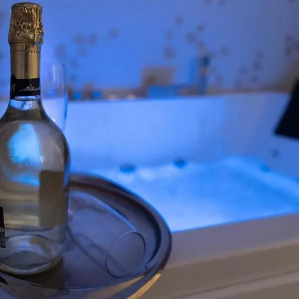 Al Chiaro di Luna Luxury Suites AMALFI COAST, hotel v destinaci Vietri