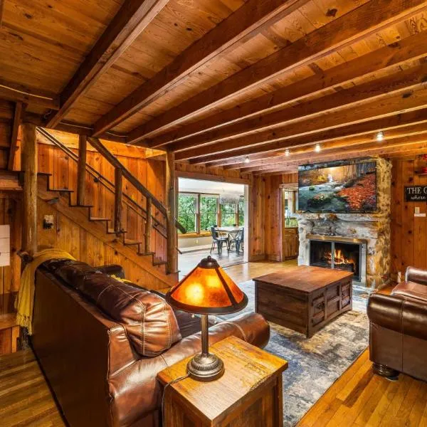 Whiskey Ridge Lodge, A Restored 1940s Gem, 2 Mins from Downtown, Breathtaking City Views, Custom Game Room, and Spacious Elegance, hotel v destinaci Gatlinburg
