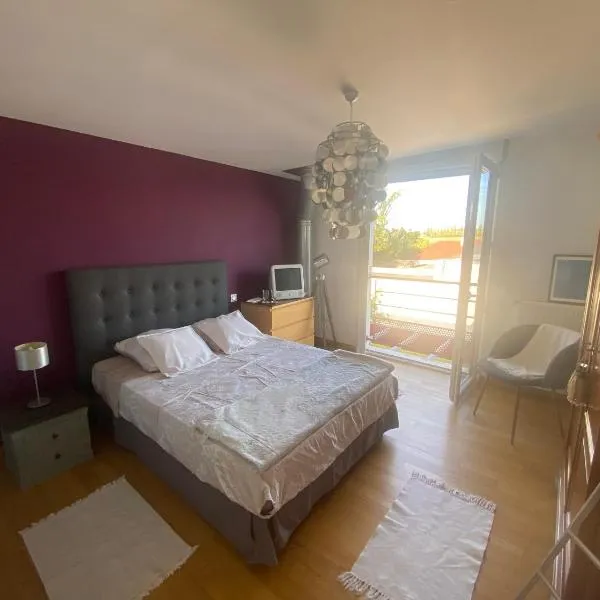 Chambre avec salle de bain privée à l étage dans ma maison, ξενοδοχείο στη Μπουρζ