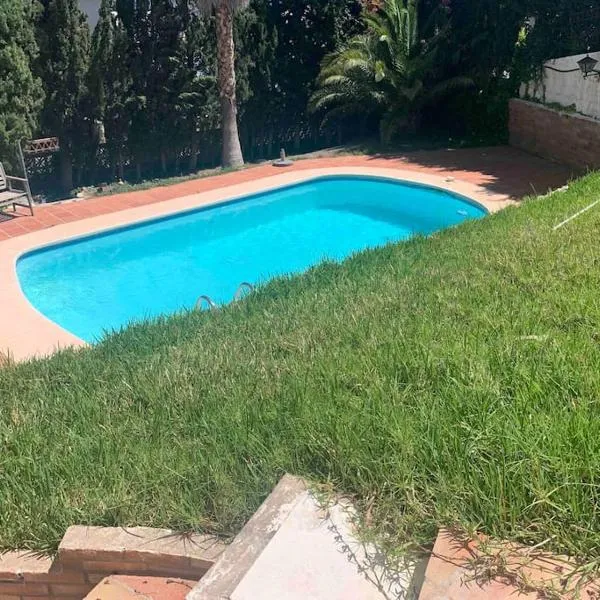 Huis met zwembad, hotel v destinaci Benalmádena