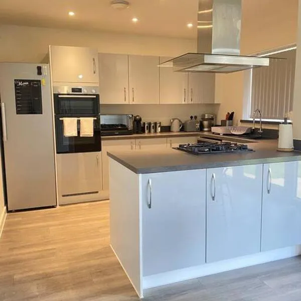 4-room detached furnished home with parking, hótel í Leicester