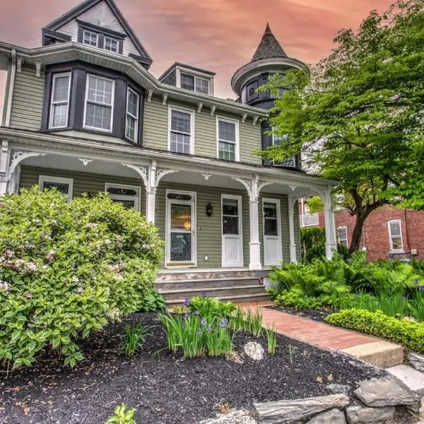 Victorian Manor on Main w 6 beds-10 mins to Lanc, hotel in Mount Gretna