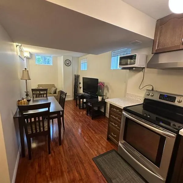 Basement apartment, hotel em Richmond Hill