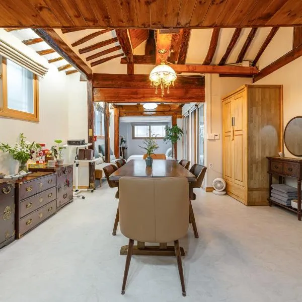 Private Traditional Hanok in Seoul Entire House , MemoryStay، فندق في سول