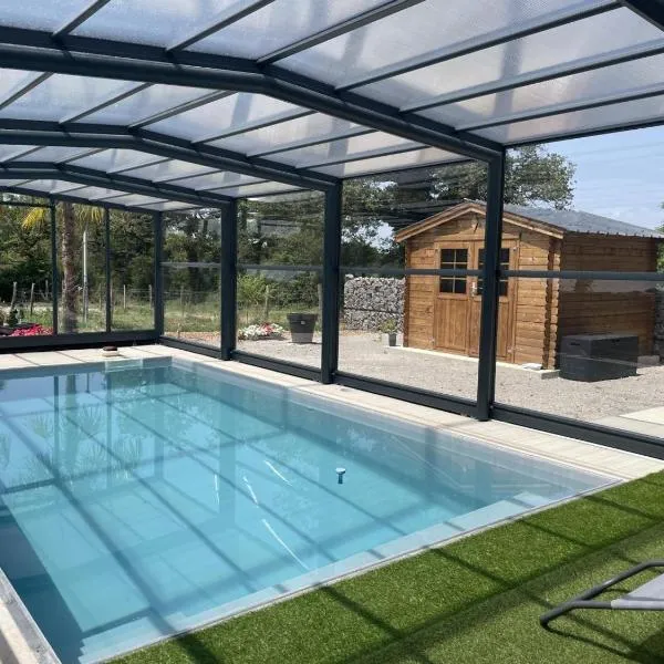 Gîte rénové avec piscine chauffée couverte, climatisation, proche randonnées et attractions locales - FR-1-489-471, hotel v destinaci Couzon