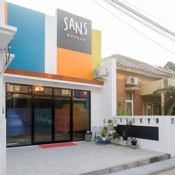 Sans Hotel City Park Medoho Semarang, hotel v destinaci Alastuwo