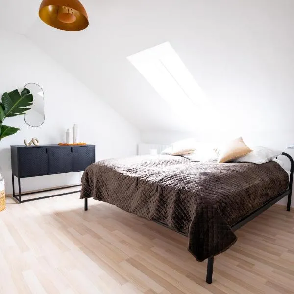 Design-Ferienwohnung in Kelberg am Nürburgring: Platz für 6, Küche, WiFi, Netflix，克爾貝爾格的飯店