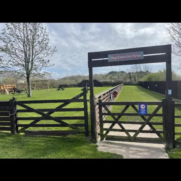 Tarka Holiday Park, hotel in Ashford
