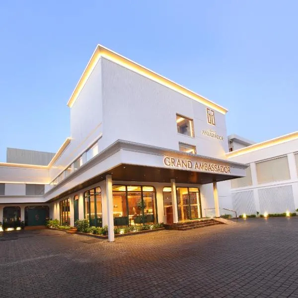 THE GRAND AMBASSADOR HOTEL, hotel in Pāmbādi
